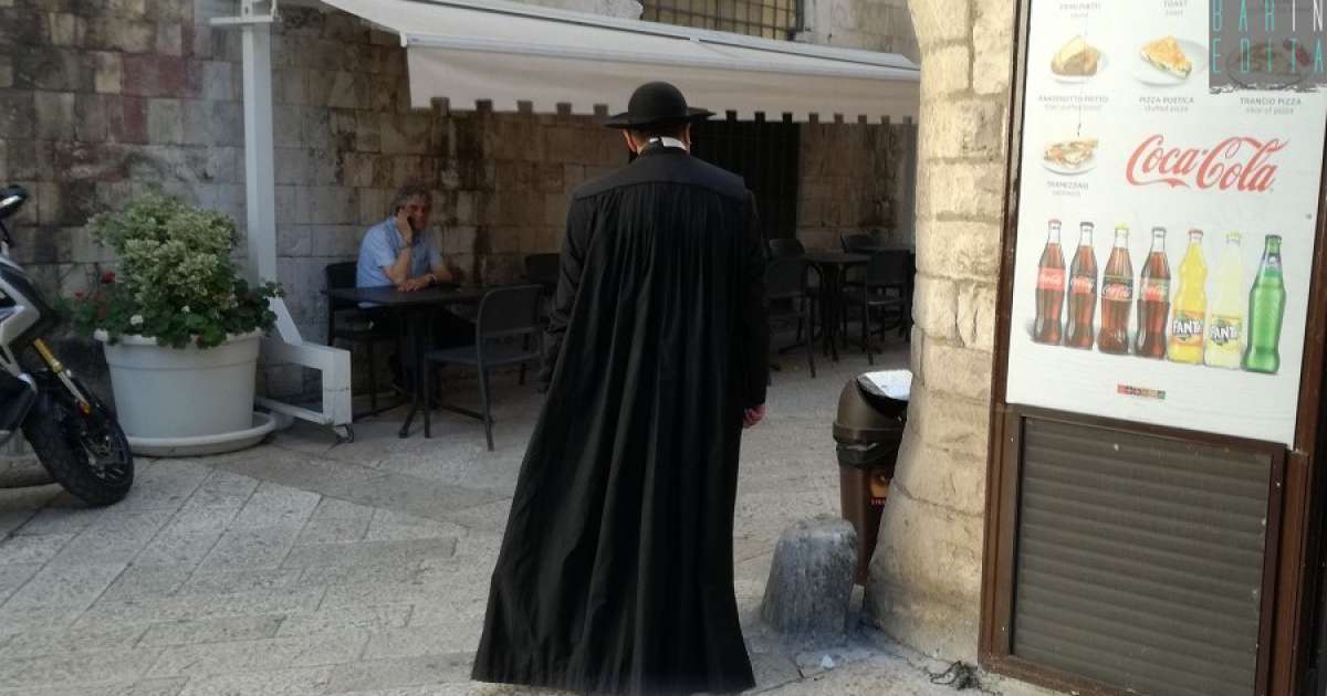 Bari, la vita di Pierluigi: �Mi sento un prete, indosso la talare e vengo deriso da tutti�